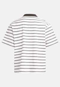 Polo a maniche corte a righe bianche con strisce orizzontali grigio scuro, caratterizzato da un colletto nero e un design dalla vestibilità comoda.