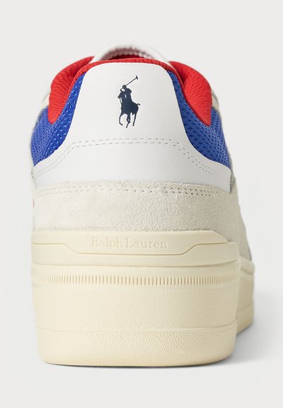 Ralph Lauren sneakers med en vit läderhälen, blå mesh-övre del och röda detaljer. Texturerad krämfärgad gummisula med logotyp.