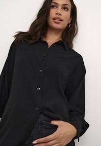 Kaffe ILLIS - Gombos blúz - black deep