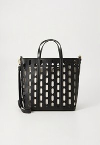 Svart toteväska med urklippt design, slät läderyta, dubbla korta handtag, avtagbar axelrem och ett ljust tygfoder.