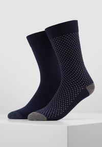 Marineblau Socken, eine einfarbig und eine mit weißen Punkten, mit gerippten Bündchen und grauen Akzenten an den Zehen. Baumwollmischung, Knöchellänge.