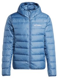 Chaqueta de plumas azul claro con capucha, con diseño acolchado, cierre de cremallera y un pequeño logo blanco de Terrex en la parte superior izquierda.