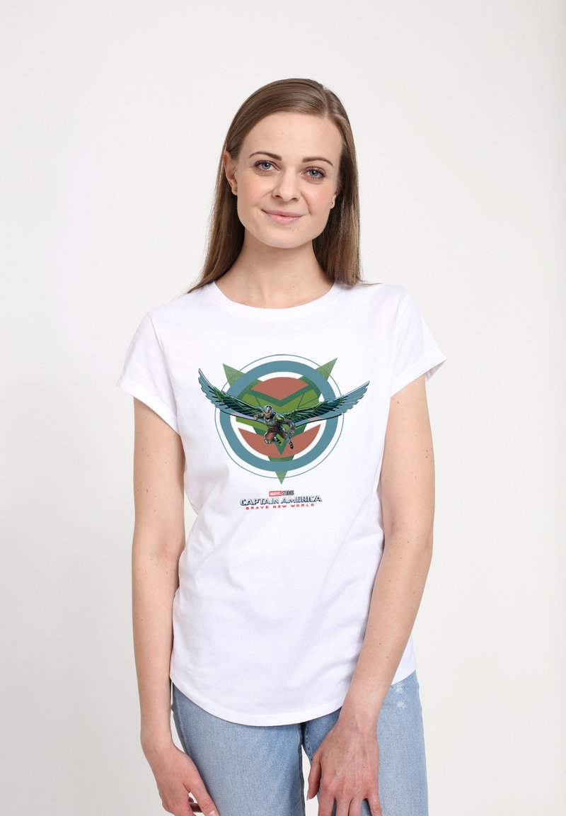 Camiseta de algodón blanca con un estampado gráfico de un personaje con alas, centrado en un diseño circular en verde, rojo y azul, con texto abajo.