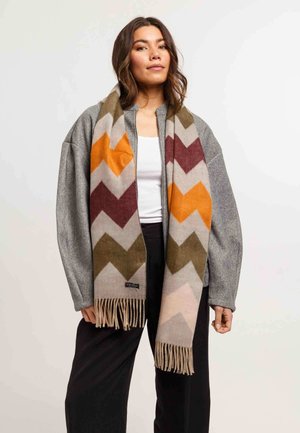 Mehrfarbiger Chevron-Schal mit orange, burgunderrot, olivgrün, pink und grauen Mustern sowie Fransen. Aus weichem Material gefertigt.