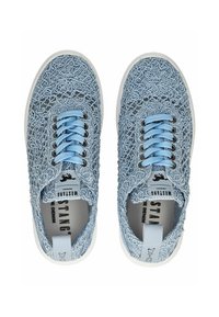 Helleblaue Sneakers mit einer strukturierten Schnürsenkel-ähnlichen Oberseite, runder Zehenpartie und weißer Gummisohle. Mit blauen Schnürsenkeln und Branding auf der Zunge.
