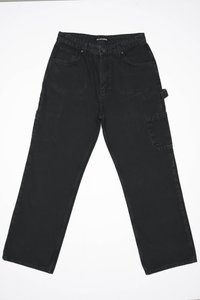 Pantalones de mezclilla negra con un diseño de pierna recta, que cuentan con un cierre frontal de botón, bolsillos traseros y un bolsillo lateral tipo cargo.