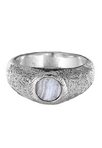 Silver ring med textur som har en cirkulär, genomskinlig agatsten inlagd. Ringen har en grov ytdesign med naturliga mönster.