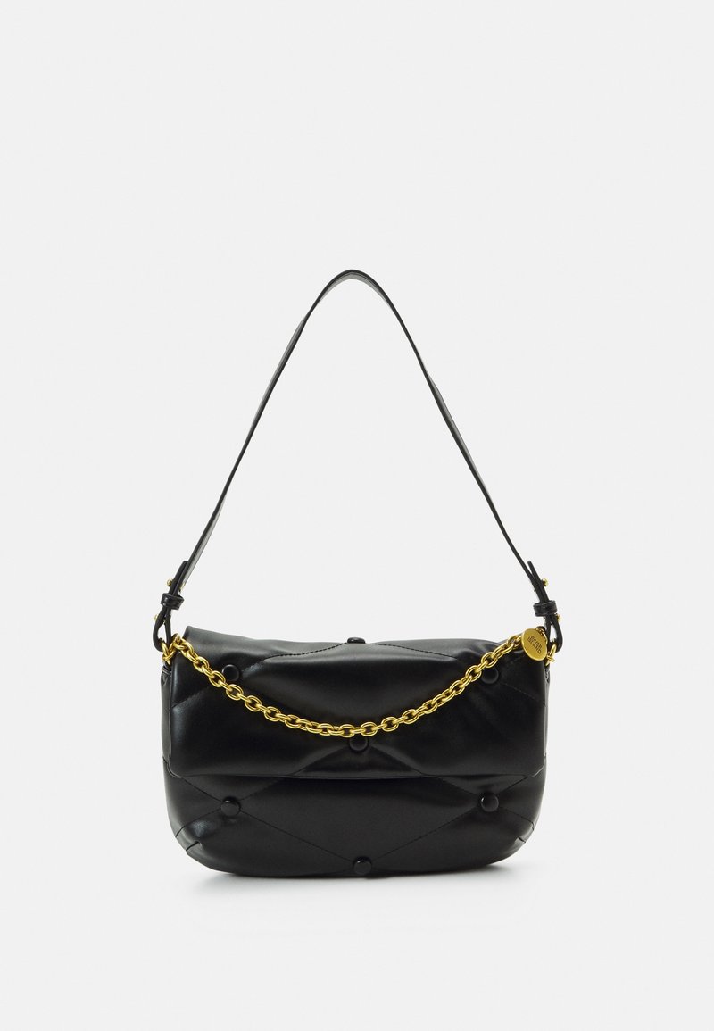 Sac à main en cuir noir avec un design matelassé, accents de chaîne dorée et une seule bandoulière. Texture lisse et forme arrondie.