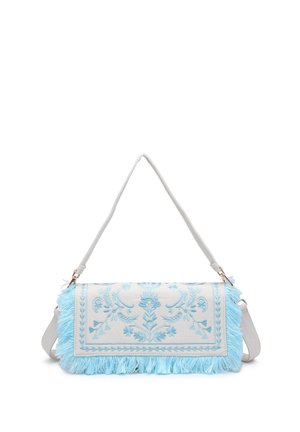 Borsa rettangolare bianca con ricamo floreale azzurro chiaro, bordo con frange e due tracolle bianche regolabili.