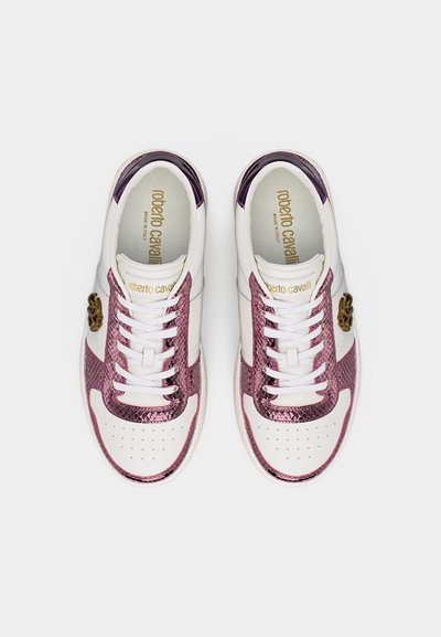 Λευκά αθλητικά παπούτσια με μεταλλικές ροζ λεπτομέρειες σε σχέδιο φιδιού, λευκά κορδόνια, χρυσό λογότυπο στα πλαϊνά και "roberto cavalli" τυπωμένο στη μαξιλαρωτή γλώσσα.