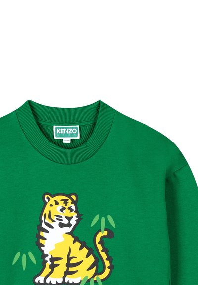 Sweatshirt vert en coton avec un col rond côtelé, comportant un graphique coloré de tigre et des accents en bambou.