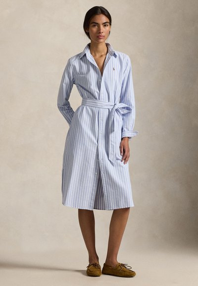 Gaiši zils un balts svītrains krekla kleita ar apkakli, pogājamu priekšu, jostu viduklī un gariem piedurknēm. Mīksts kokvilnas materiāls.