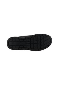 La semelle noire de la sneaker présente un caoutchouc texturé pour une meilleure adhérence, avec un motif de semelle et un logo intégré dans la semelle.