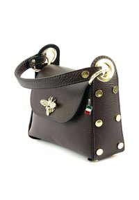 Bruine leren handtas met een klep sluiting, gouden bijaccent, decoratieve gouden studs en een klein Italiaans vlaggetje charm aan de hengsel.