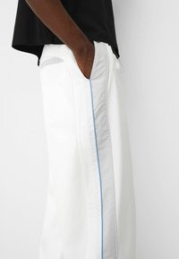 Bershka Tygbyxor - white