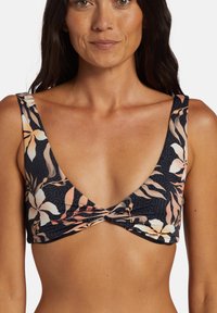 Črn floralen bikini zgornji del z širokimi naramnicami, globokim izrezom in zasukanim sprednjim delom, izdelan iz gladkega in raztegljivega materiala.