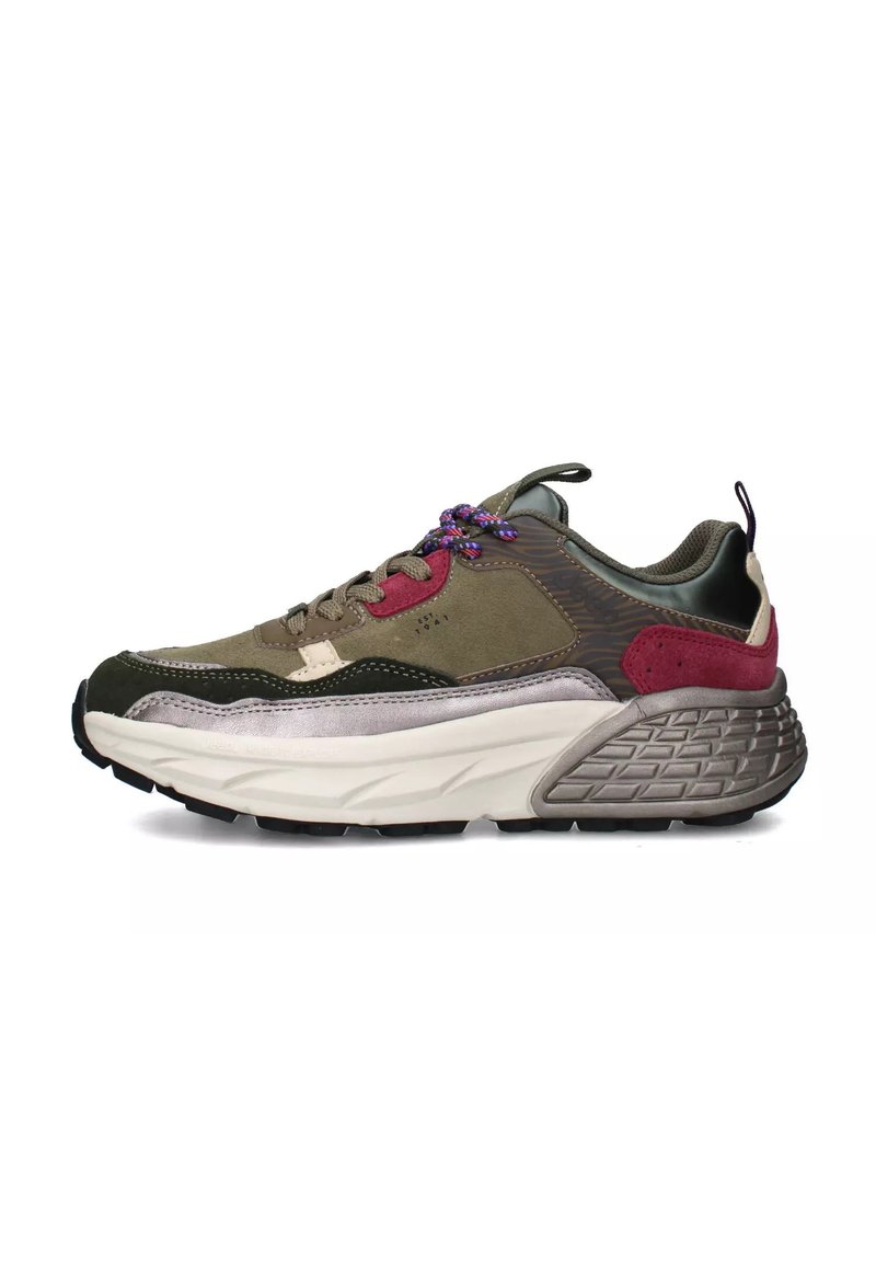 Sneaker con lacci caratterizzato da una parte superiore verde, grigia e bordeaux con un design in mesh testurizzato, una suola chunky e lacci multicolore.