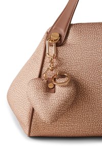 Borsa rosa caratterizzata da una finitura texturizzata, con hardware dorato e un ciondolo a forma di cuore attaccato a una catena. Manico in pelle liscia.