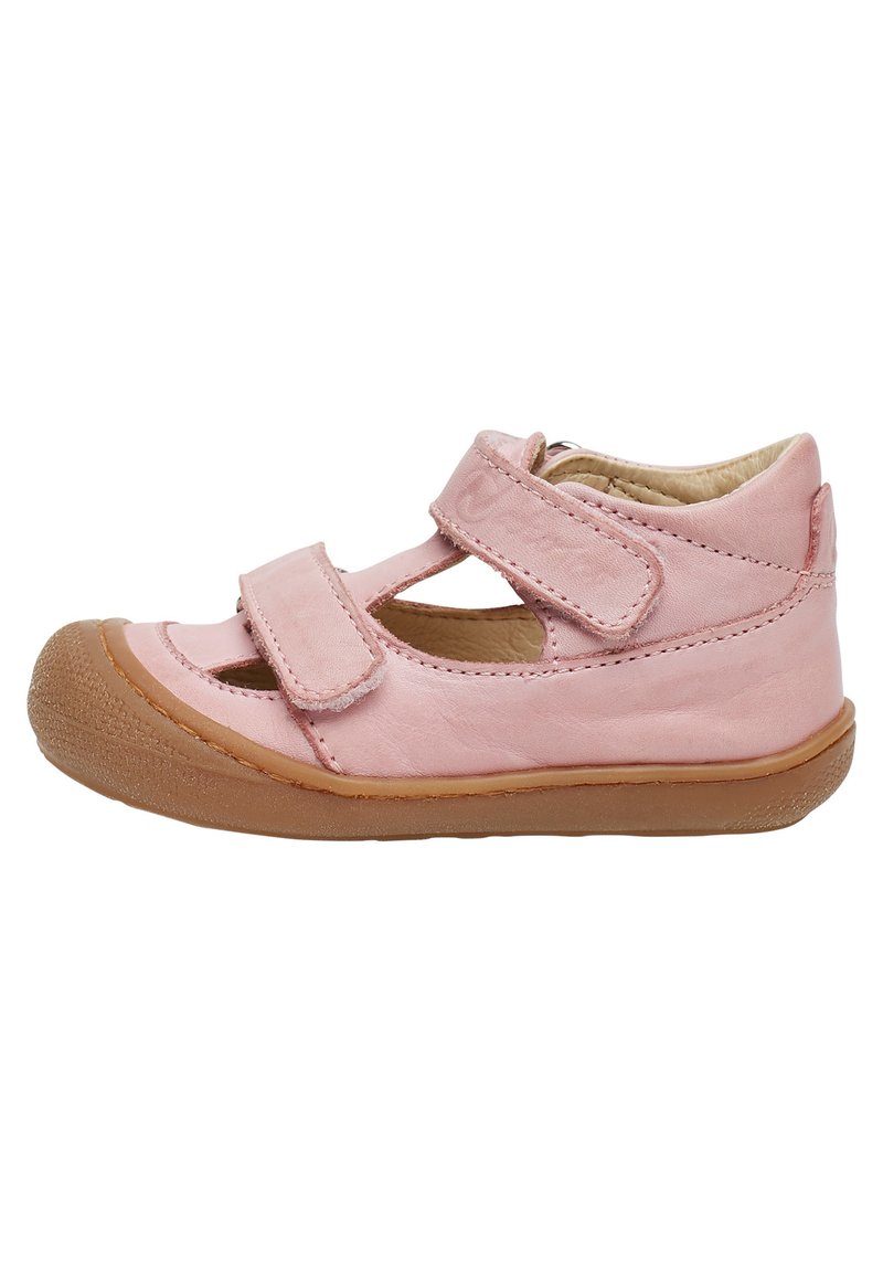 Zapato de cuero rosa con tiras de velcro, lados abiertos, punta redondeada y suela de goma. Presenta una textura suave y un detalle de costura minimalista.