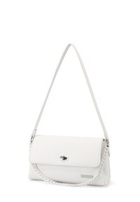 Borsa a tracolla in pelle bianca testurizzata con chiusura a pattina e hardware in argento. Presenta una tracolla a catena removibile e una tracolla liscia.