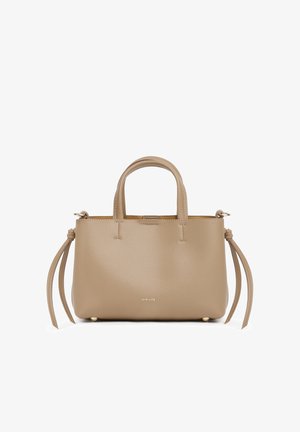 Sac à main en cuir beige avec deux poignées courtes, des pampilles latérales, des pieds dorés et un petit logo "MIRIADE" au centre avant.