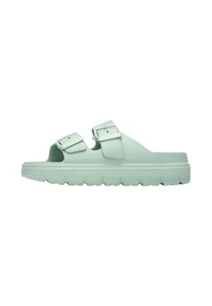 Sandalo slip-on verde menta con due cinturini regolabili con fibbia e suola spessa e texturizzata, mostrato in profilo su sfondo bianco.