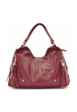 Sac à main en cuir rouge à texture douce avec une seule poignée, des ferrures argentées et des curseurs de fermeture éclair à pompons sur les poches avant.