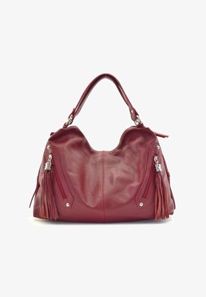 Sac à main en cuir rouge à texture douce avec une seule poignée, des ferrures argentées et des curseurs de fermeture éclair à pompons sur les poches avant.