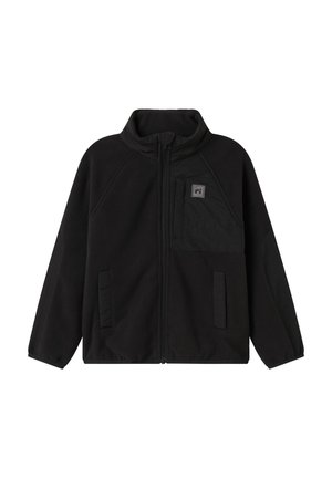 Veste en polaire noire avec fermeture éclair complète à l'avant, deux poches latérales, une poche poitrine zippée avec écusson logo, et col montant.