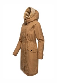 Cappotto marrone fino al ginocchio con cappuccio foderato in beige, vita elastica, tasche frontali e dettagli con bottoni. Realizzato in materiale resistente alle intemperie.