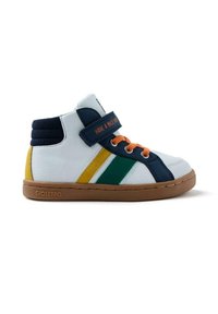 Baskets montantes en cuir blanc, avec des accents bleu marine, des lacets orange, des rayures vertes et jaunes, un col rembourré et une semelle en caoutchouc. Nom de la marque visible.