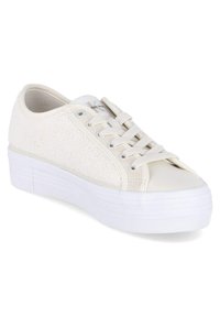 Sneakers bianchi con tessuto testurizzato e sezioni in pelle liscia. Suola piatta con scanalature orizzontali per una migliore aderenza. Design classico con lacci.