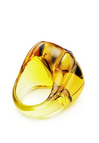 Anello giallo traslucido con un design liscio e curvo e una parte superiore sfaccettata che riflette la luce su uno sfondo bianco.