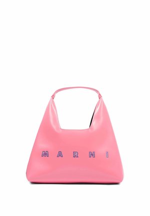 Bolso de cuero rosa con asa corta y el nombre de la marca "MARNI" escrito con pequeñas cuentas azules en la parte delantera.