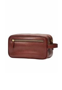 Bruine leren toilettas met een gestructureerd oppervlak, vergulde ritshardware, een voorvak met rits en een zijhandvat voor gemakkelijk dragen.