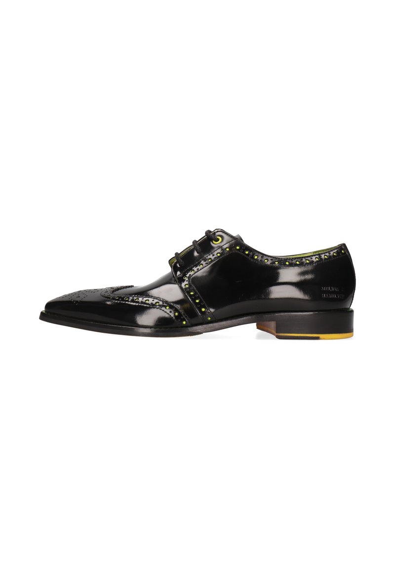 Schwarze Lackleder-Oxfordschuhe mit spitzem Zeh, gelben Nähten, dekorativen Perforationen und einem niedrigen gestapelten Absatz.