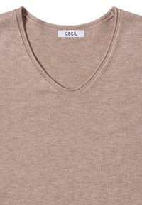 Beige V-Ausschnittpullover aus weichem, dünn gestricktem Material mit glatter Textur und einem schlichten Design. Markenlabel "CECIL" am Kragen sichtbar.
