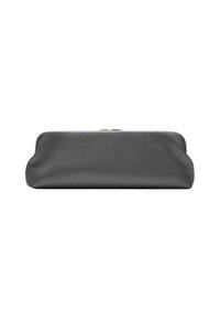 Clutch in pelle nera con silhouette arrotondata. Tessuto liscio e dettaglio della chiusura metallica. Design compatto. Stile minimalista senza decorazioni.