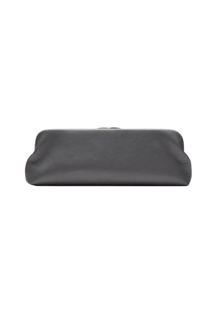 Clutch in pelle nera con silhouette arrotondata. Tessuto liscio e dettaglio della chiusura metallica. Design compatto. Stile minimalista senza decorazioni.