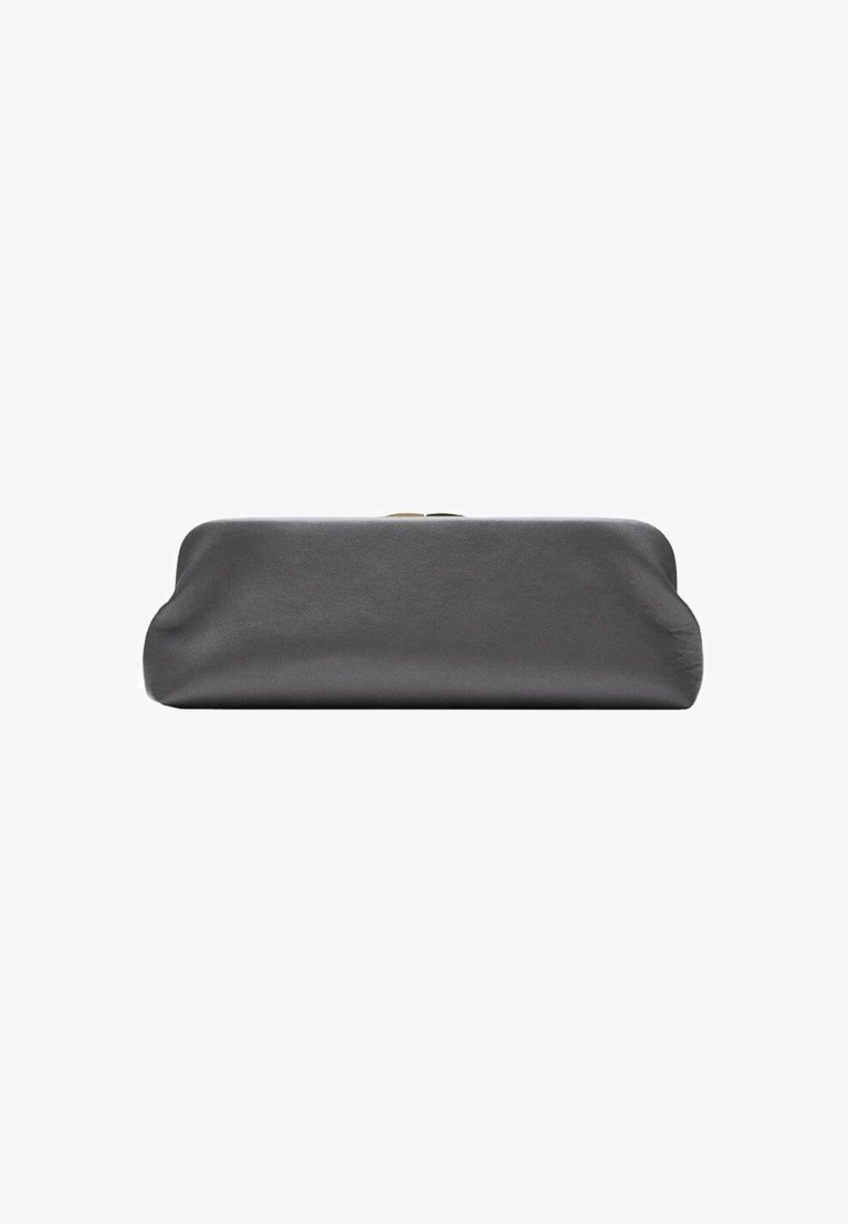 Clutch in pelle nera con silhouette arrotondata. Tessuto liscio e dettaglio della chiusura metallica. Design compatto. Stile minimalista senza decorazioni.