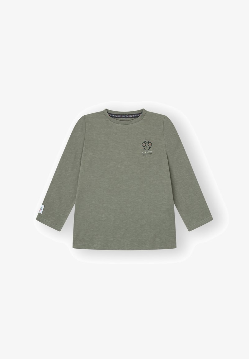 Camiseta de manga larga en color verde oliva, hecha de una tela suave. Presenta un gráfico de bicicleta en el pecho y una etiqueta en la manga izquierda. Cuello redondo.