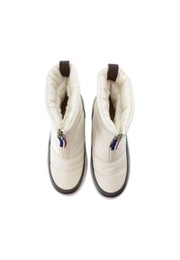 Polstrade vinterstövlar i elfenben med en texturerad brun sula och sidodragkedja. Har en randig detalj vid dragkedjan och mjukt foder inuti.