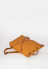 Gelber Stoff-Rucksack mit Lederakzenten, rechteckiger Form, verstellbaren Trägern und Knopfverschlüssen. Verfügt über eine strukturierte Oberfläche und Logo-Detail.