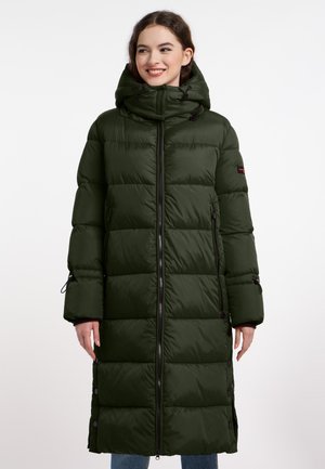 Lange, puffy, donkergroene parka met een capuchon, volledige rits en zijknopen. Heeft een gestikte textuur en verstelbare koordjes bij de capuchon.
