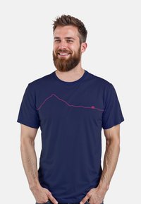 Camiseta de manga corta azul marino, hecha de tela ligera, con un gráfico de contorno de montaña rosa en el pecho.