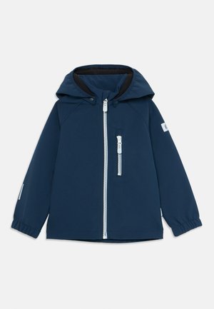 Jachetă cu glugă de culoare bleumarin, cu fermoar pe întreaga față, buzunar cu fermoar pe piept, manșete elastice și detalii reflectorizante pe mâneci și pe patch-ul de pe braț.