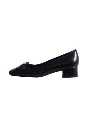 Ballerine noire en cuir avec un petit talon bloc, un bout arrondi et un nœud décoratif, vue de côté.