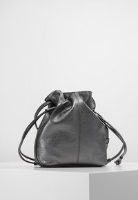 Borsa a tracolla nera in pelle con una superficie texturizzata, forma arrotondata e due tracolle regolabili per il trasporto. Nessun elemento in metallo visibile.