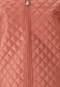 Gequilte jas van zacht koraalkleurig materiaal met een rits aan de voorkant, voorzien van een diamonds patroon en logodetails op de borst.