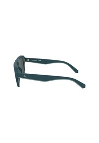 Dunkelgrüne Sonnenbrille mit matter Oberfläche, eckigem Rahmendesign und schlanken Bügeln, die ein kleines Logo in der Nähe des Scharniers aufweisen.